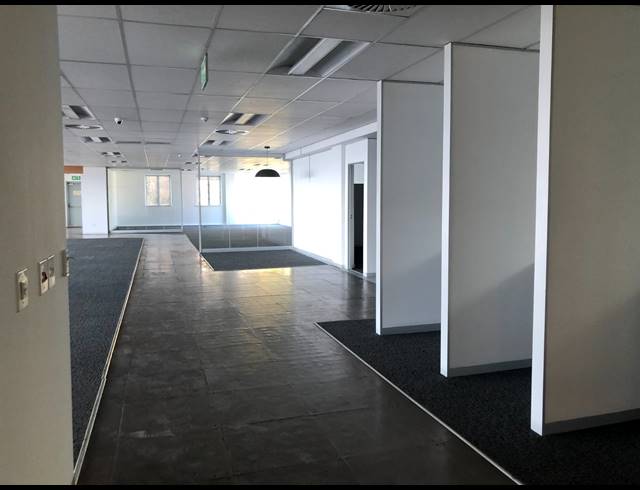 1,399M² OFFICE TO LET IN SANDHURST